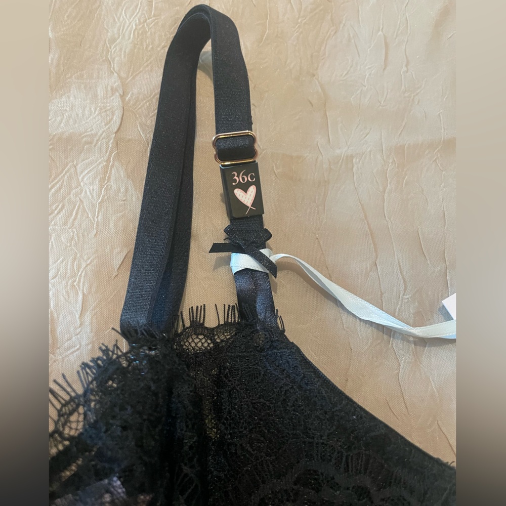 Victoria's Secret Elegant Black Bra - Picture 5 of 10